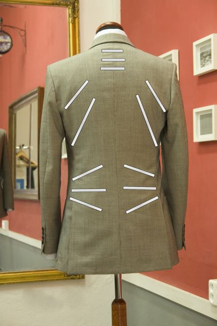 Отличие мужского пиджака – ровные, строгие линии