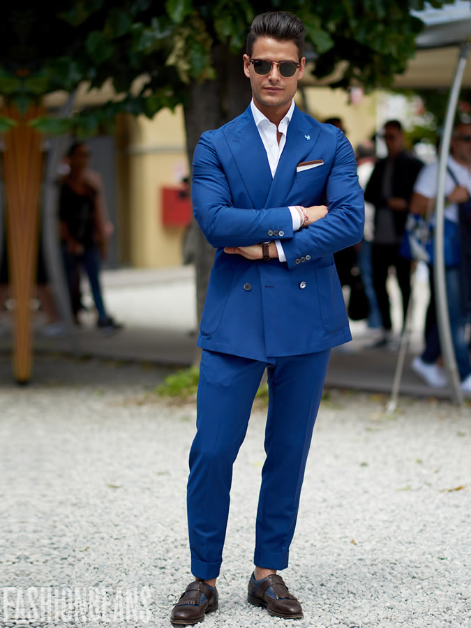 яскраво-синій чоловічий костюм