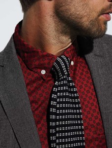 Контрастна краватка до червоної сорочки 