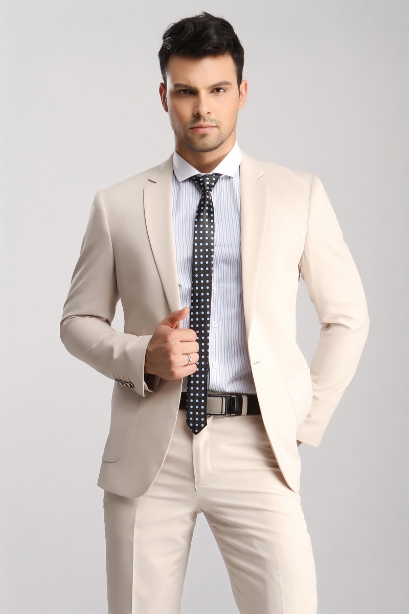 Белый мужской пиджак с галстуком