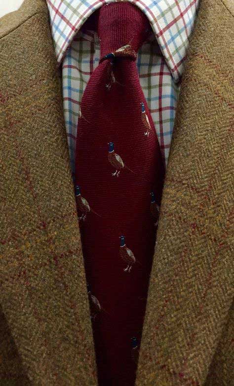 твідовий піджак і червона краватка