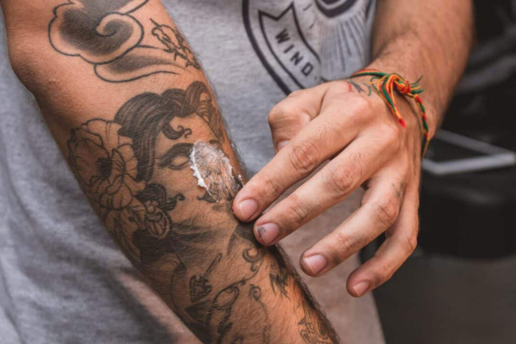 Обработка татуировки кремом